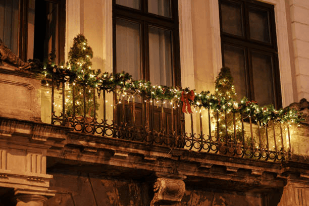 25 Balcony Christmas & Holiday Decoration Ideas for 2026