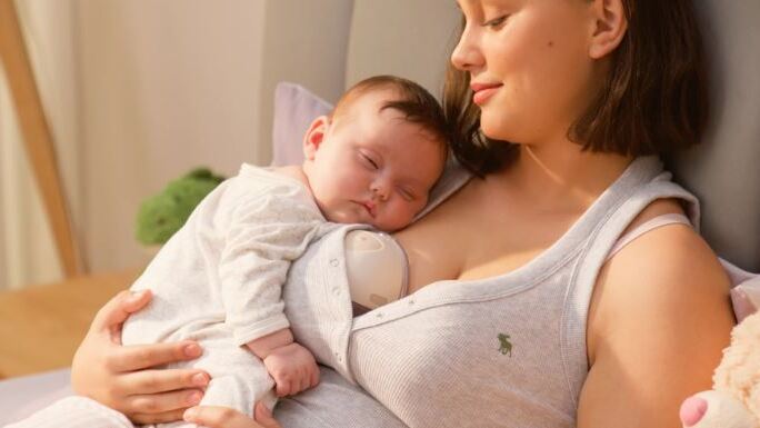 Is Hands-Free Bra Pumping Effective? A Complete Guide for Moms 2025