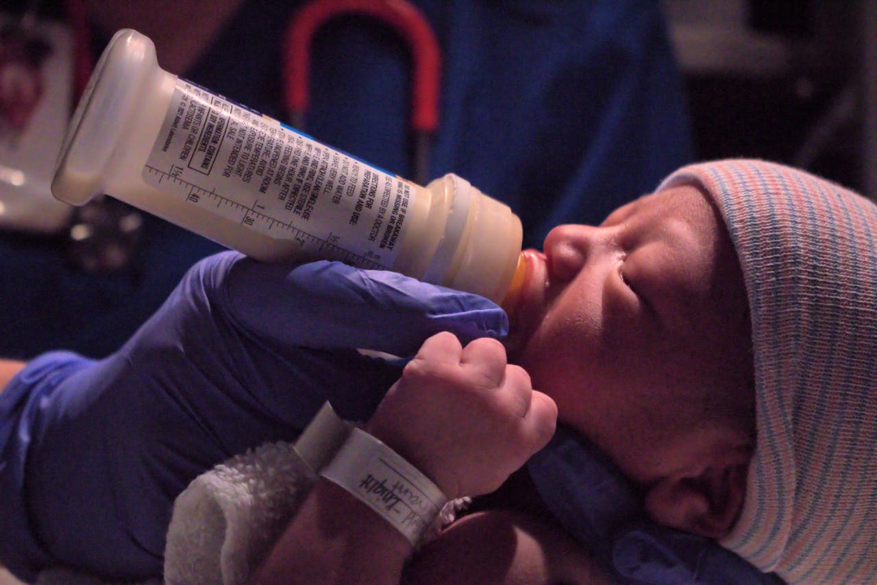How Do You Bottle-Feed a Newborn? A 2026 Practical Guide for New Parents