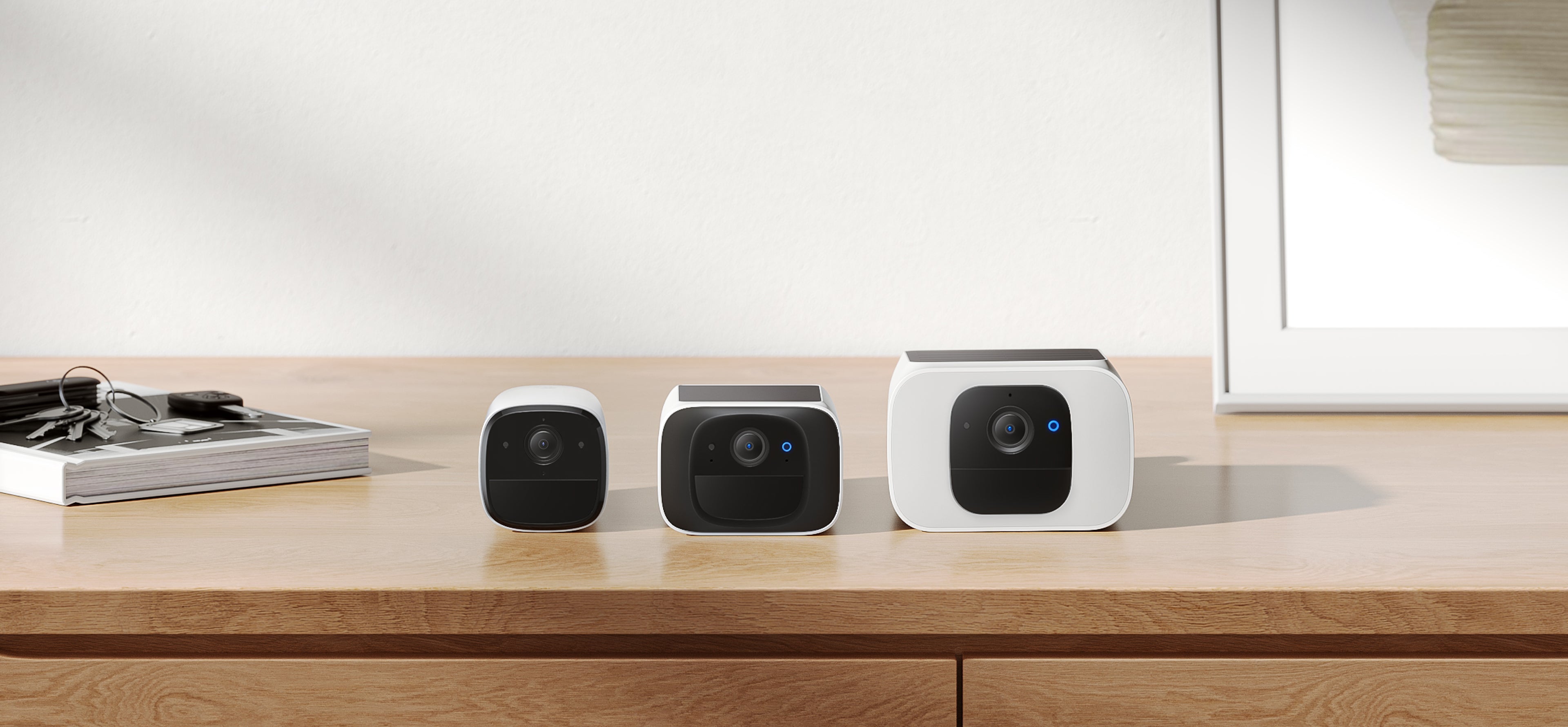 eufy Drei Überwachungskameras für Sicherheit auf Holztisch