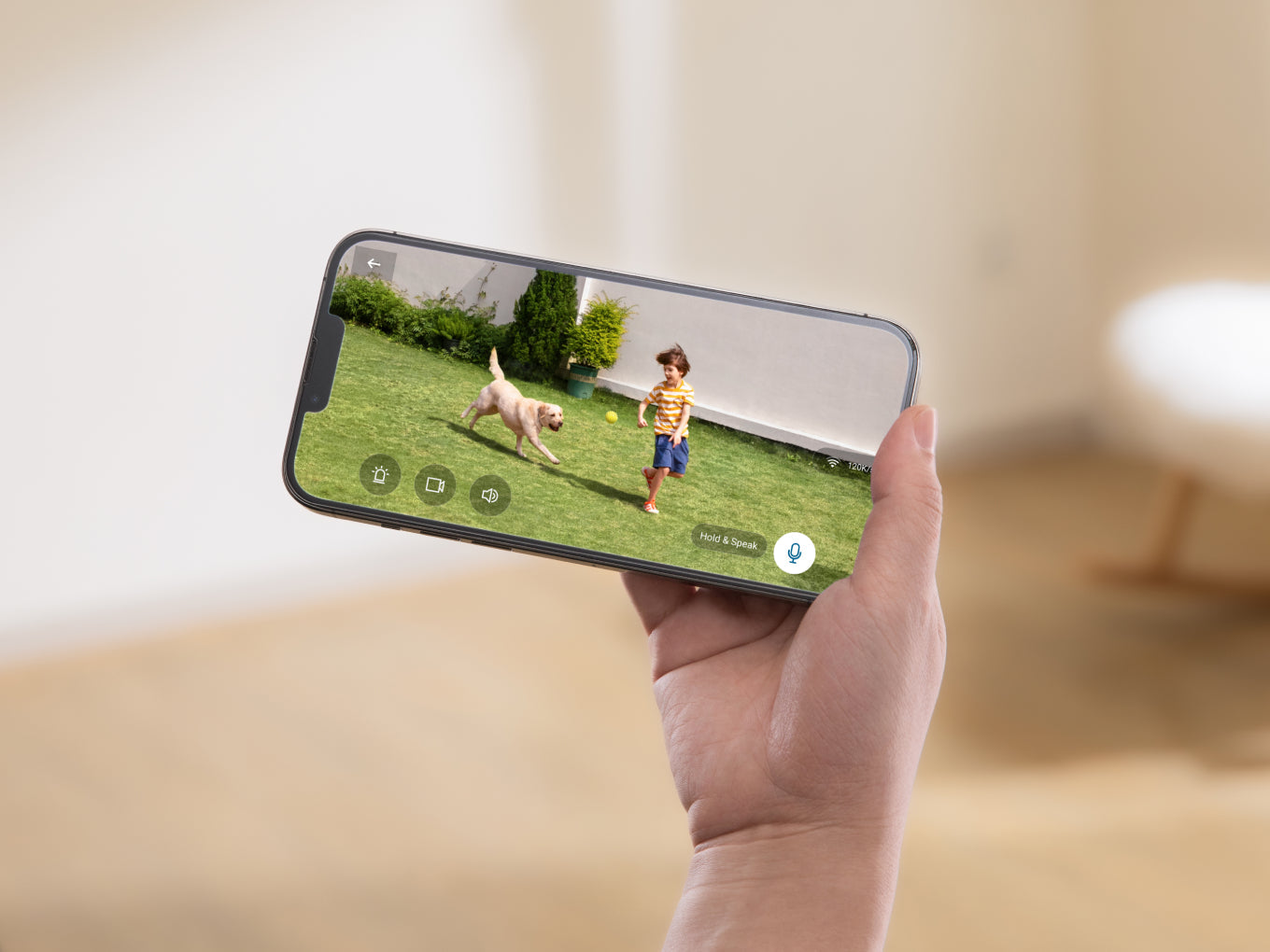 Hand hält Smartphone mit eufy Live-Übertragung vom Kind und Hund