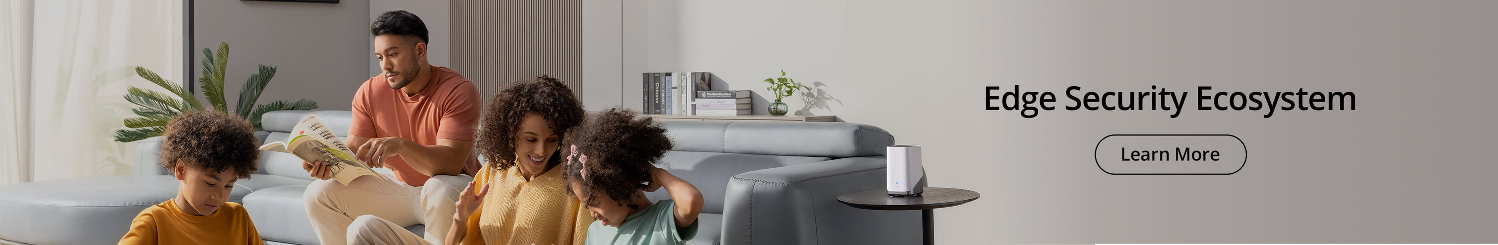 eufy Sicherheitsgerät mit Bücherregal und Pflanzen für Edge Security Ecosystem