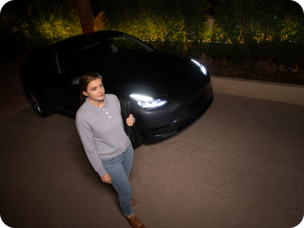 eufy mit Frau geht an Auto mit Licht in DE