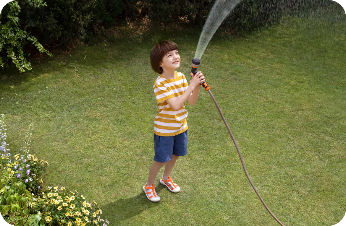 event: pingKind spielt mit Wasserschlauch für eufy im Garten