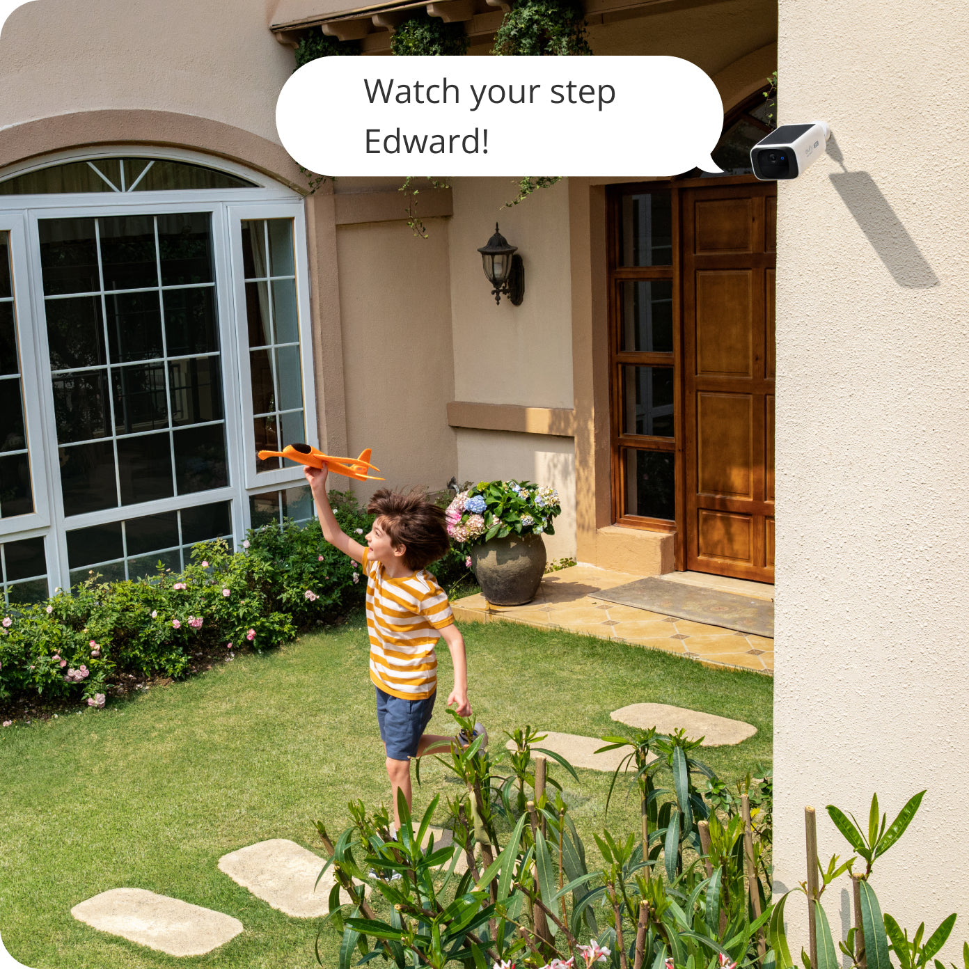 eufy Kamera mit Warnung für laufendes Kind im Garten.