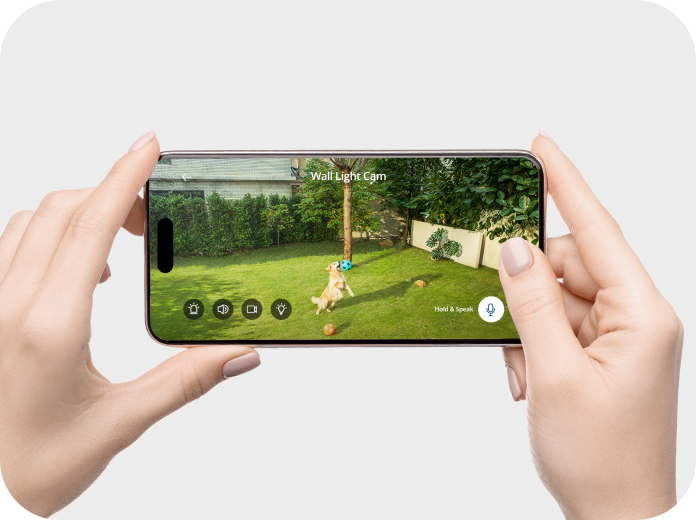 eufy mit Smartphone zeigt Hund im Garten über Kamera