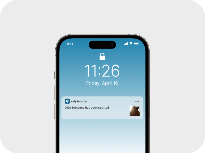 eufy mit Smartphone zeigt Benachrichtigung für Sicherheit