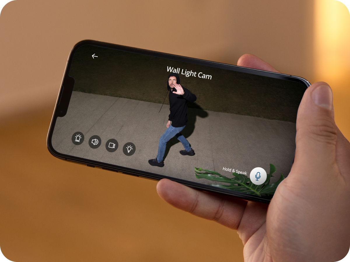 eufy Smartphone mit Überwachungskamera-App für Wall Light Cam