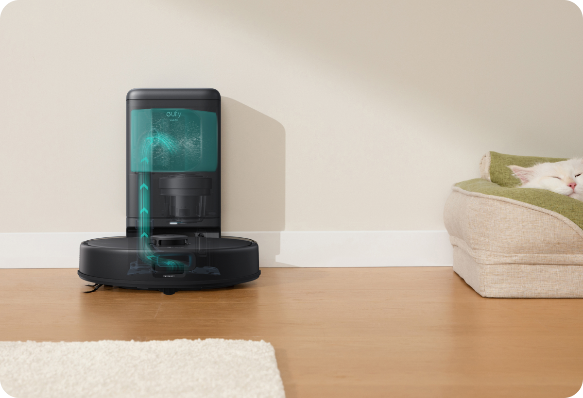 eufy Staubsaugerroboter mit Station für automatische Staubentleerung.