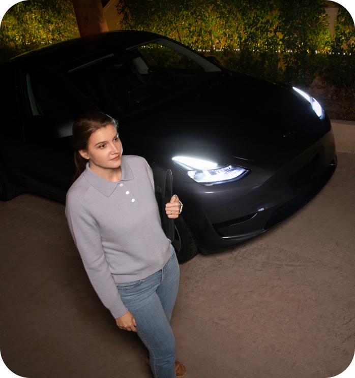 Frau mit eufy Licht und Sicherheitskamera neben Tür.