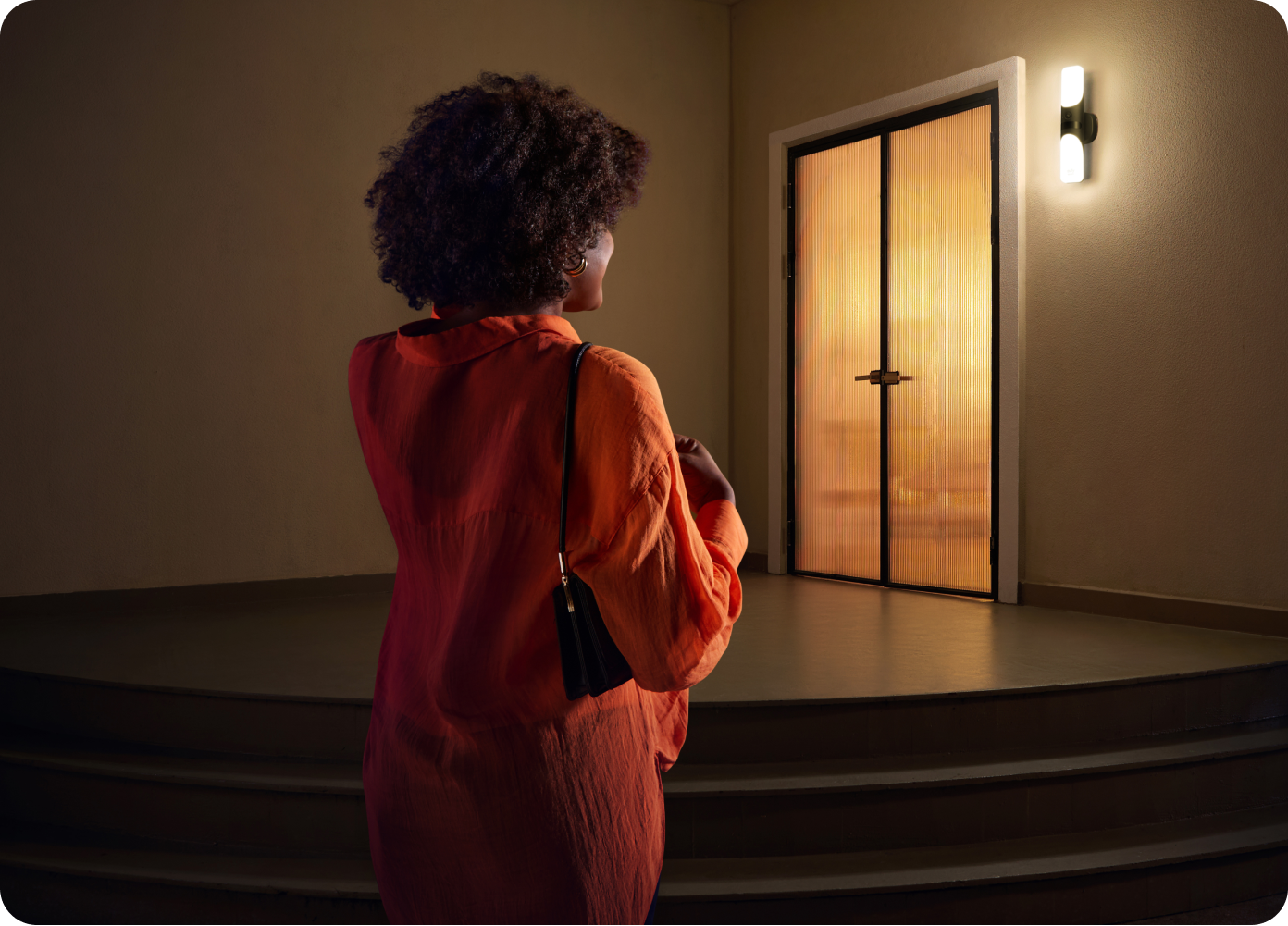 eufy Frau steht vor beleuchteter Tür für Sicherheit