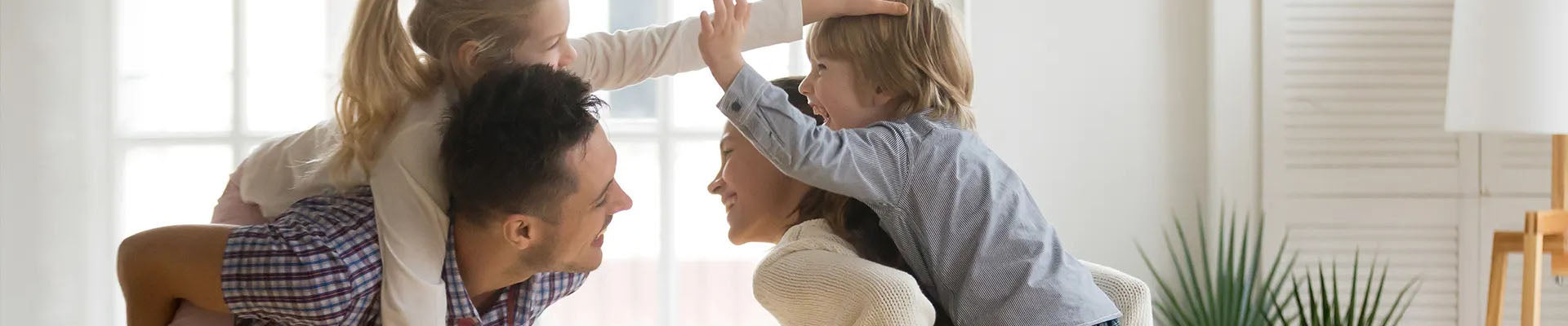 Familie spielt zusammen zu Hause mit eufy, fröhliche Atmosphäre